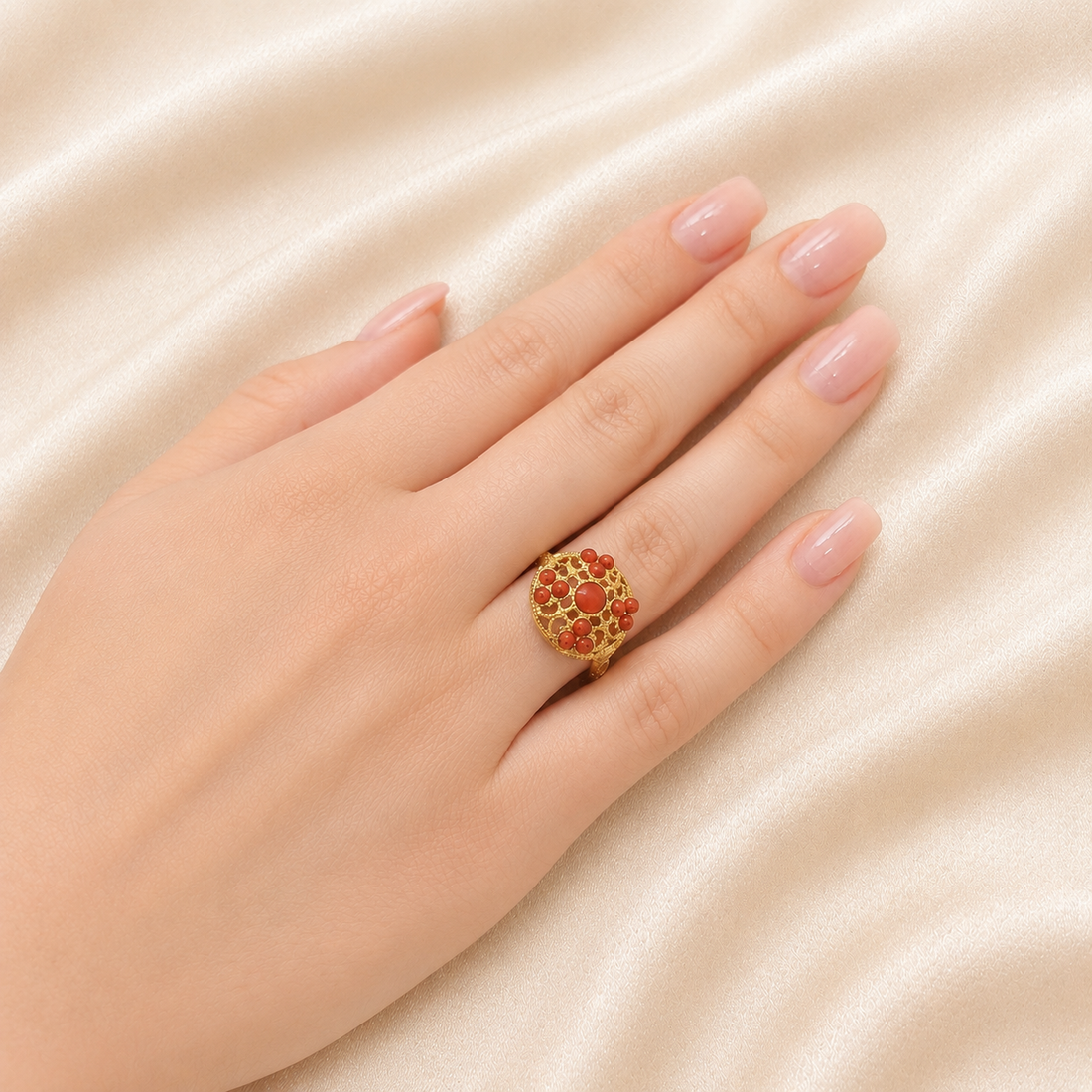 Anello Supreme da donna in Argento 925 placcato oro regolabile con corallo rosso naturale del Mediterraneo.
