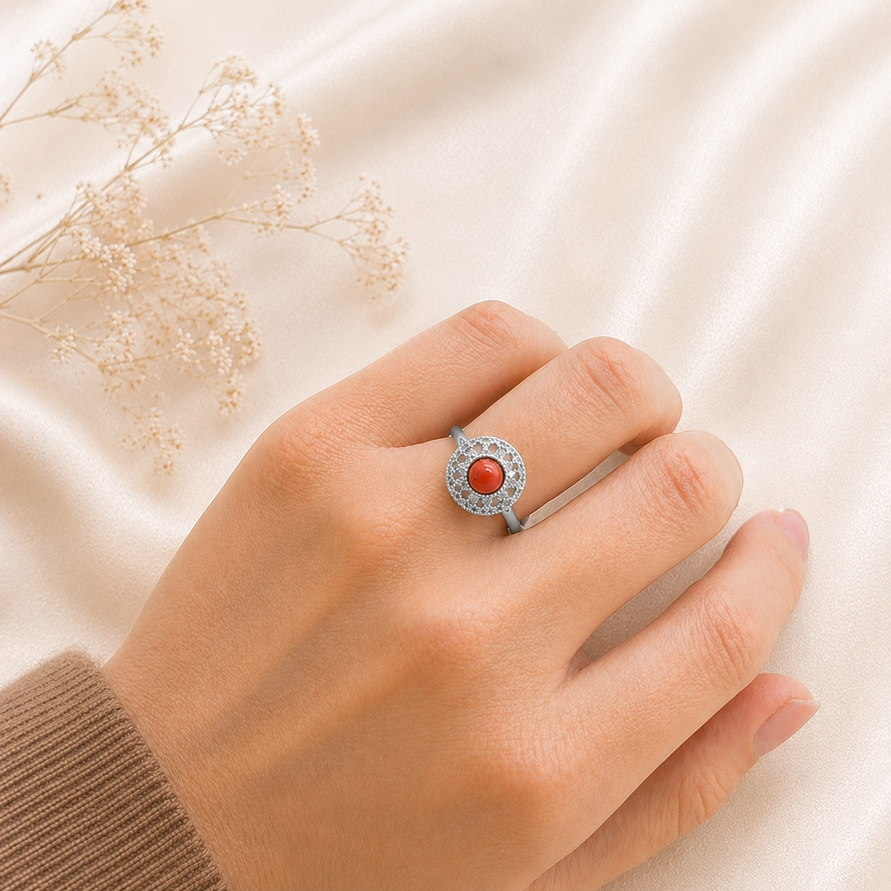 Anello Elite da donna in Argento 925 regolabile con corallo rosso naturale del Mediterraneo, disponibile nelle finiture rodiata e placcata oro, realizzato artigianalmente in Italia.