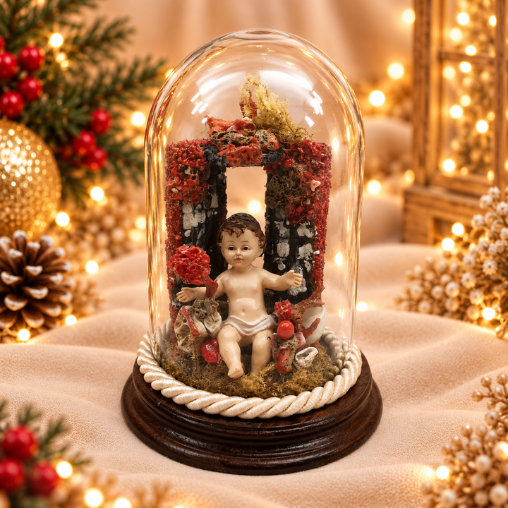 Bambinello Gesù artigianale con corallo rosso e conchiglie in cupola di vetro con base in legno – Madonna Jewels