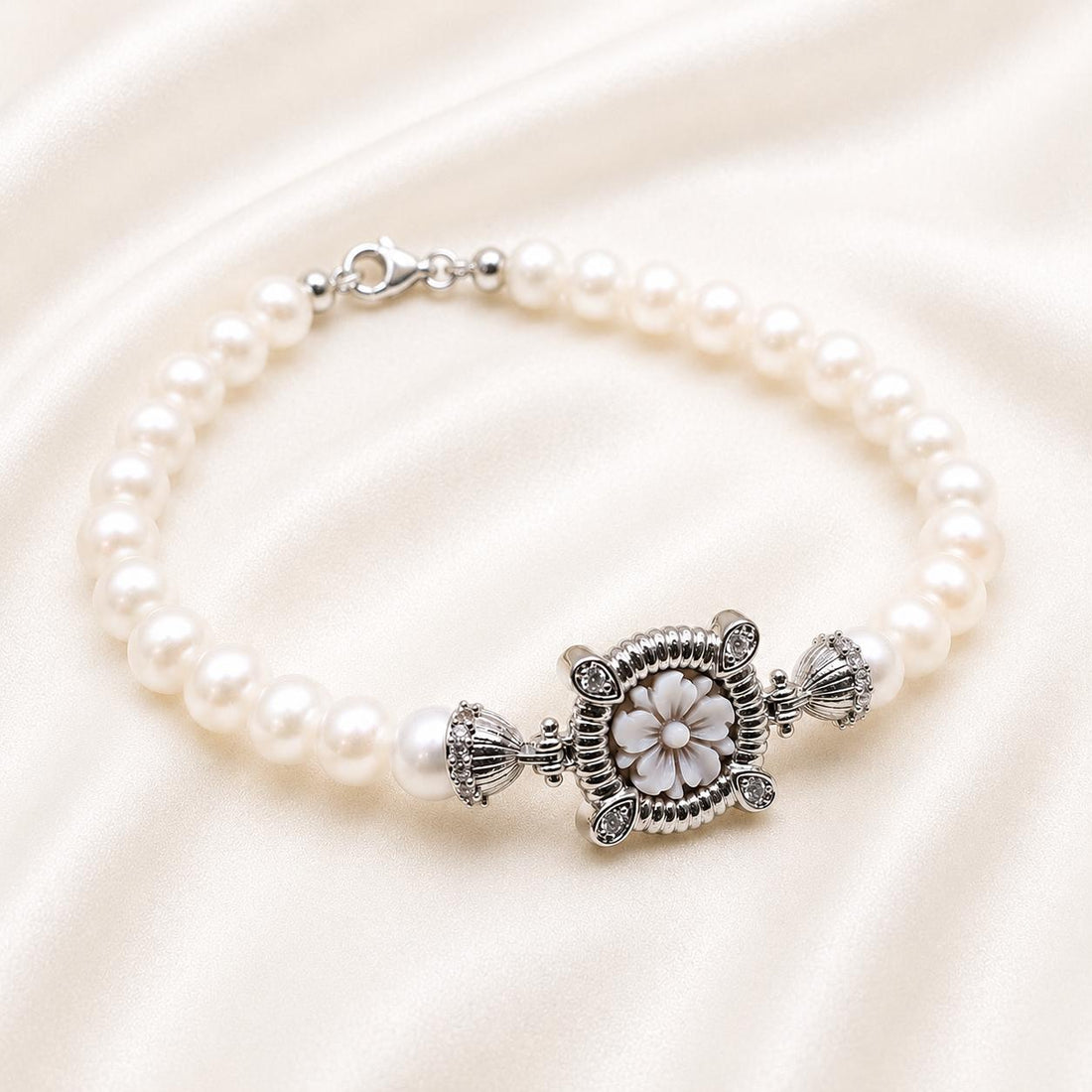 Bracciale Agerola in Argento 925 rodiato con Cammeo Fiore 5 Petali, perle naturali da 6 mm e zirconi bianchi