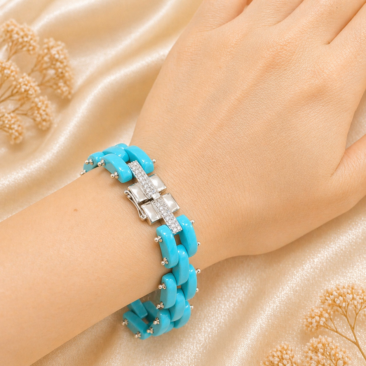 Bracciale modello Cartier in pasta di turchese e Argento 925 rodiato indossato al polso, con chiusura decorata da zirconi.