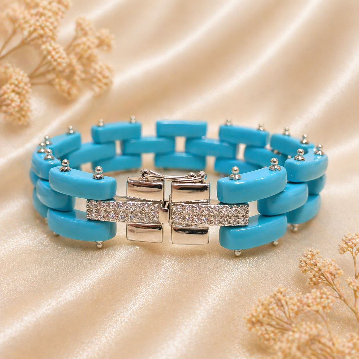 Bracciale modello Cartier in Argento 925 rodiato con elementi in pasta di turchese e chiusura impreziosita da zirconi, vista frontale.