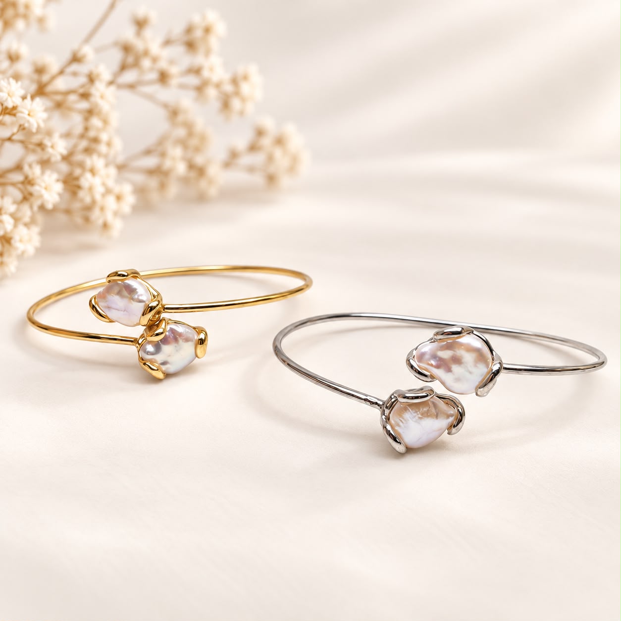 Due bracciali contrariè in argento 925 con perle barocche naturali d’acqua dolce, nelle finiture placcata oro e rodiata.
