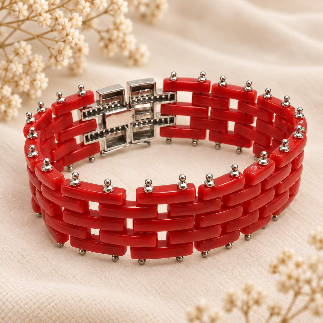 Vista interna del bracciale in corallo rosso naturale del Mediterraneo con dettagli in Argento 925 rodiato e chiusura a cassonetto.