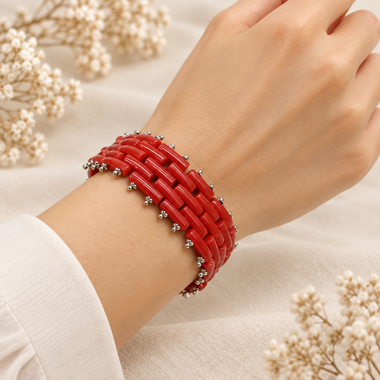 Dettaglio della chiusura a cassonetto in Argento 925 rodiato con zirconi del bracciale in corallo rosso naturale del Mediterraneo.