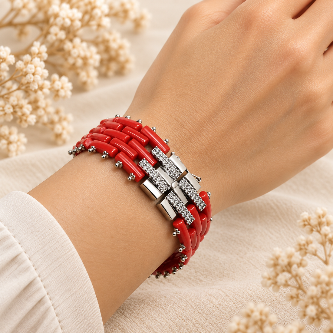 Bracciale in vero corallo rosso naturale del Mediterraneo modello Cartier, lavorazione a più file, indossato al polso.