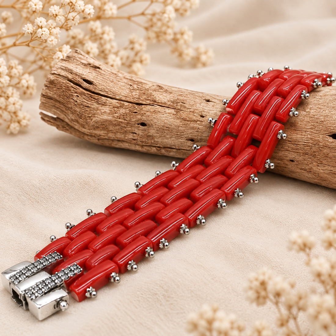 Bracciale modello Cartier in corallo rosso naturale del Mediterraneo disteso, lunghezza 17,5 cm e larghezza circa 2 cm.