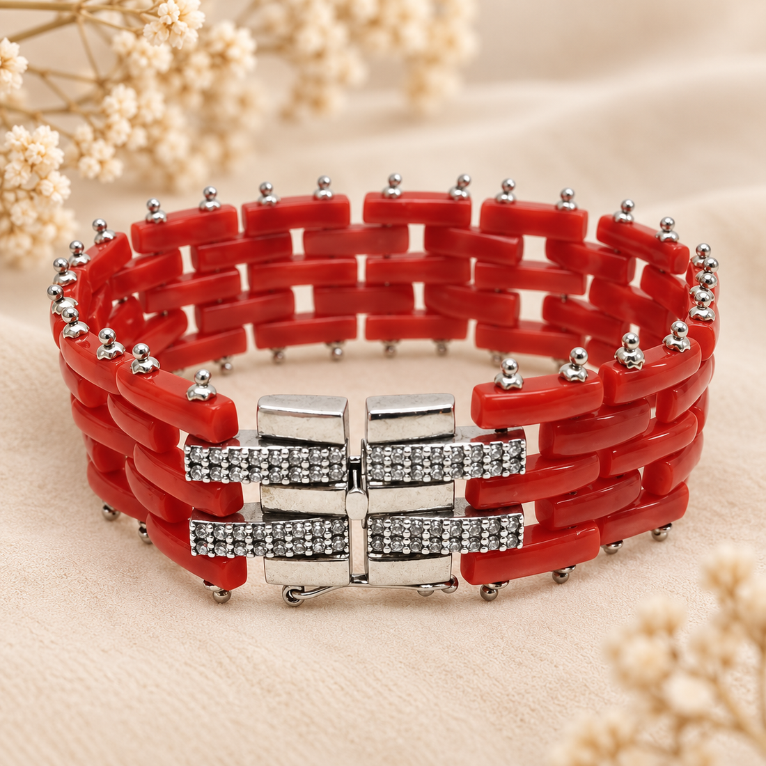Bracciale modello Cartier in corallo rosso naturale del Mediterraneo con chiusura in Argento 925 rodiato e zirconi, indossato al polso.