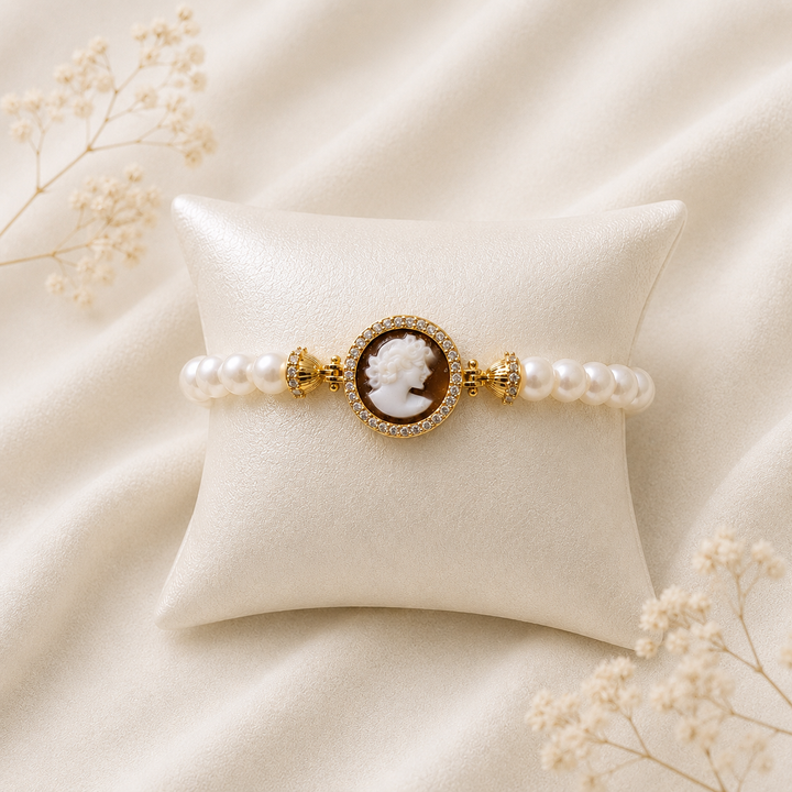 Bracciale Sorrento in Argento 925 placcato oro con Cammeo Dama, perle naturali da 6 mm e contorno di zirconi bianchi