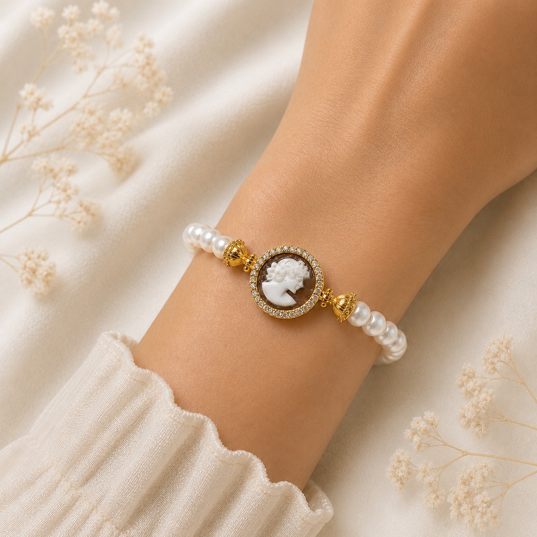 Bracciale Sorrento in Argento 925 placcato oro con Cammeo Dama, perle naturali da 6 mm e zirconi bianchi indossato da donna