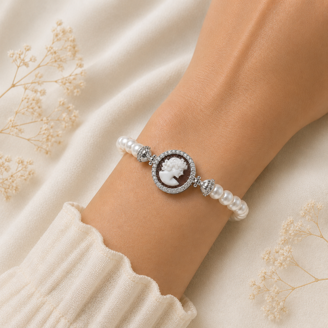 Bracciale Sorrento in Argento 925 rodiato con Cammeo Dama, perle naturali da 6 mm e zirconi bianchi indossato da donna