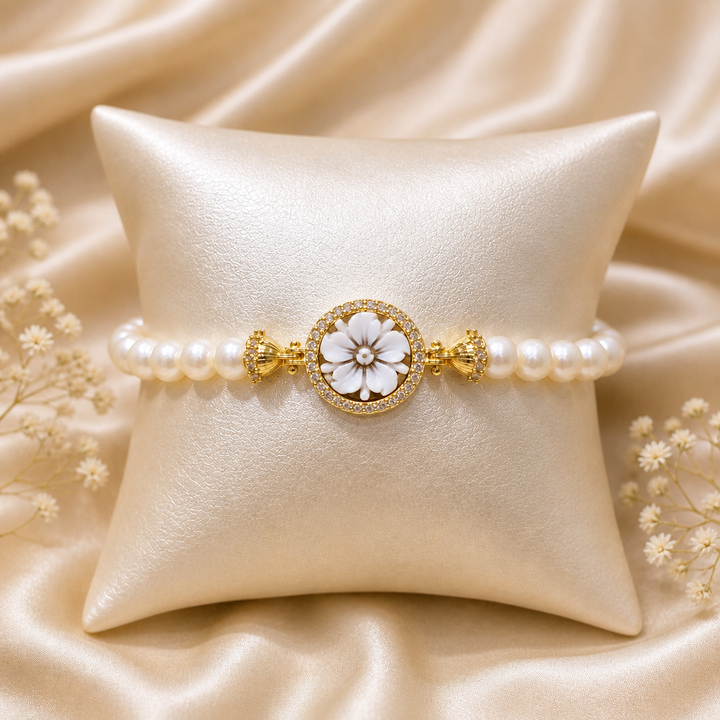 Bracciale Sorrento in Argento 925 placcato oro con cammeo Fiore 5 Petali, perle naturali da 6 mm e contorno di zirconi bianchi