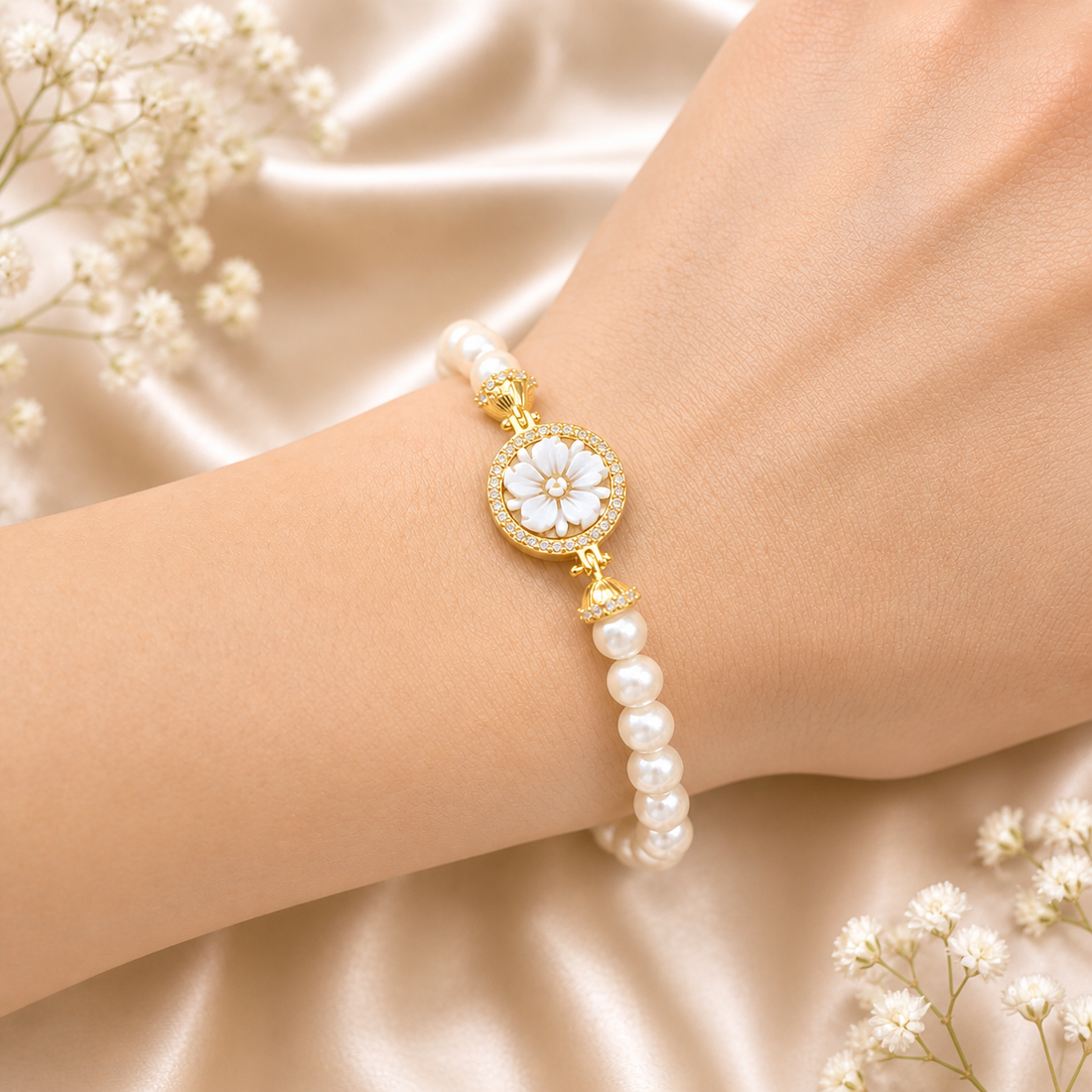 Bracciale Sorrento in Argento 925 placcato oro con cammeo Fiore 5 Petali, perle naturali da 6 mm e zirconi bianchi indossato da donna
