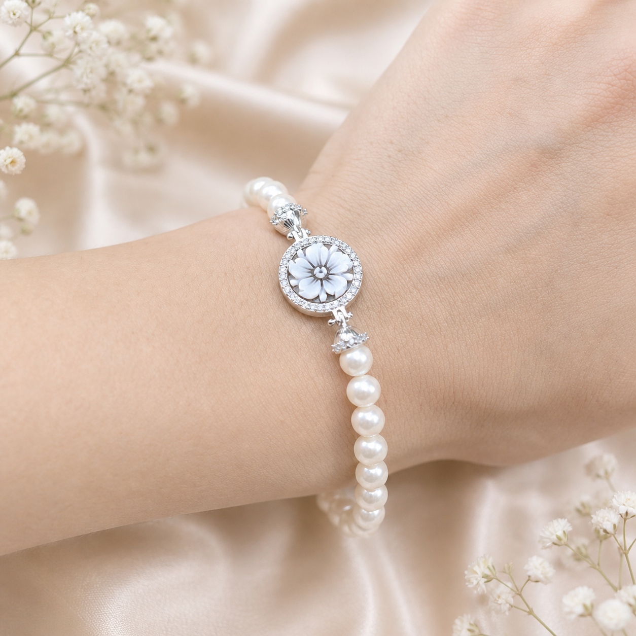 Bracciale Sorrento in Argento 925 rodiato con cammeo Fiore 5 Petali, perle naturali da 6 mm e zirconi bianchi indossato da donna