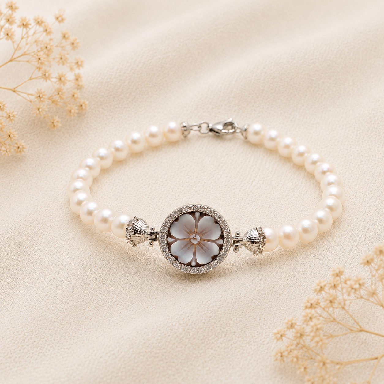 Bracciale Sorrento in Argento 925 rodiato con cammeo Fiore quadrifoglio, perle naturali da 6 mm e contorno di zirconi bianchi