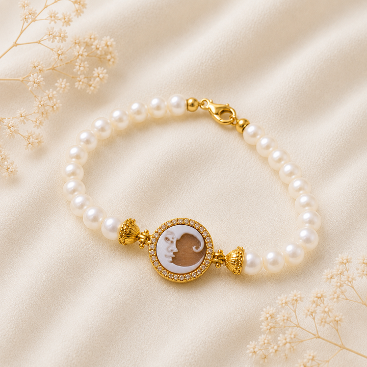 Bracciale Sorrento in Argento 925 placcato oro con Cammeo Luna, perle naturali da 6 mm e contorno di zirconi bianchi
