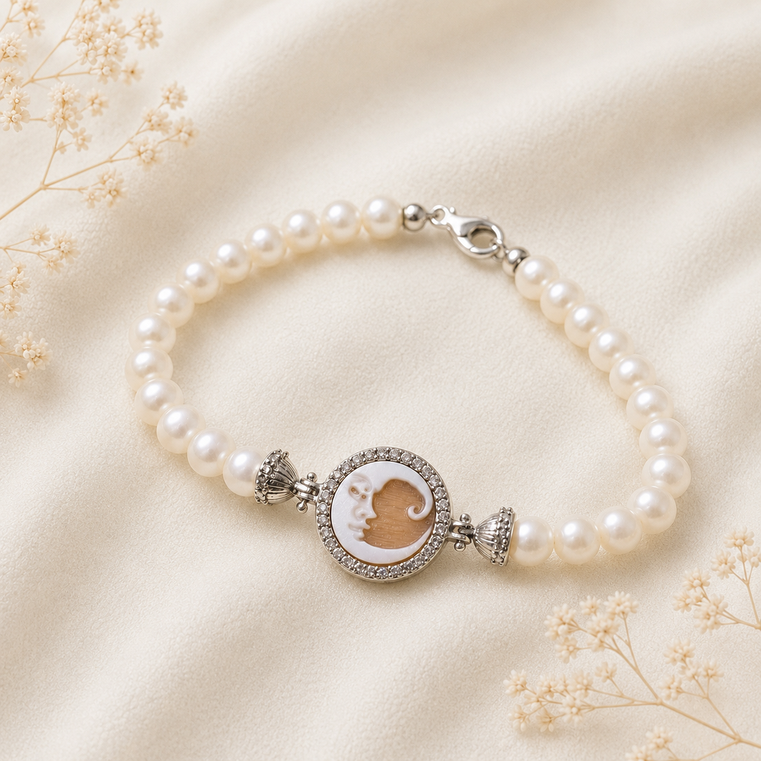 Bracciale Sorrento in Argento 925 rodiato con Cammeo Luna, perle naturali da 6 mm e contorno di zirconi bianchi