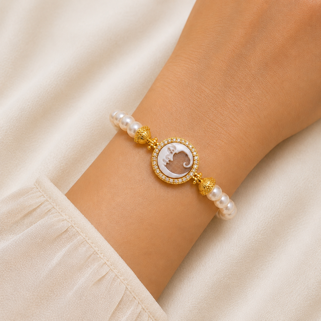 Bracciale Sorrento in Argento 925 placcato oro con Cammeo Luna, perle naturali da 6 mm e zirconi bianchi indossato da donna