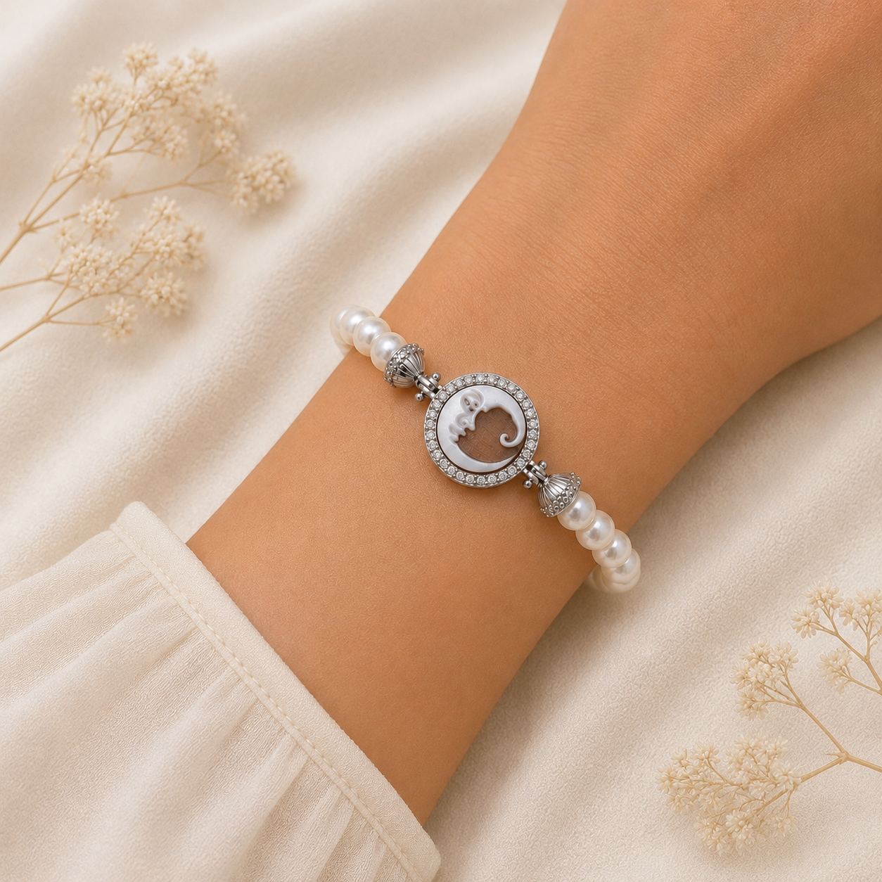 Bracciale Sorrento in Argento 925 rodiato con Cammeo Luna, perle naturali da 6 mm e zirconi bianchi indossato da donna