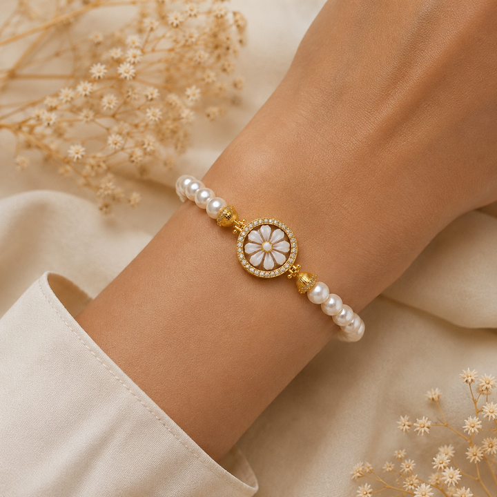 Bracciale Sorrento in Argento 925 placcato oro con Cammeo Margherita, perle naturali da 6 mm e zirconi bianchi indossato da donna