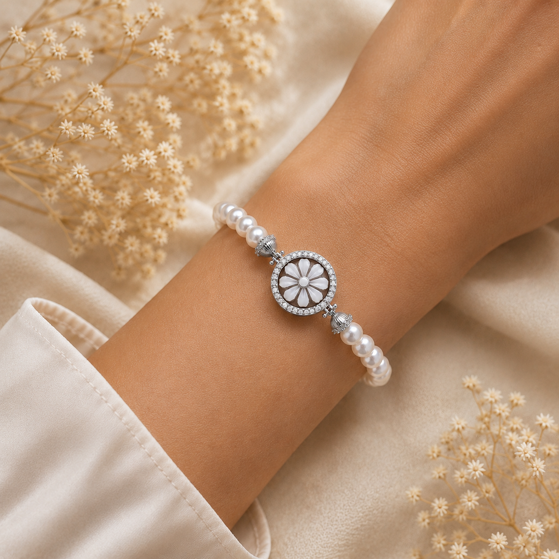 Bracciale Sorrento in Argento 925 rodiato con Cammeo Margherita, perle naturali da 6 mm e zirconi bianchi indossato da donna
