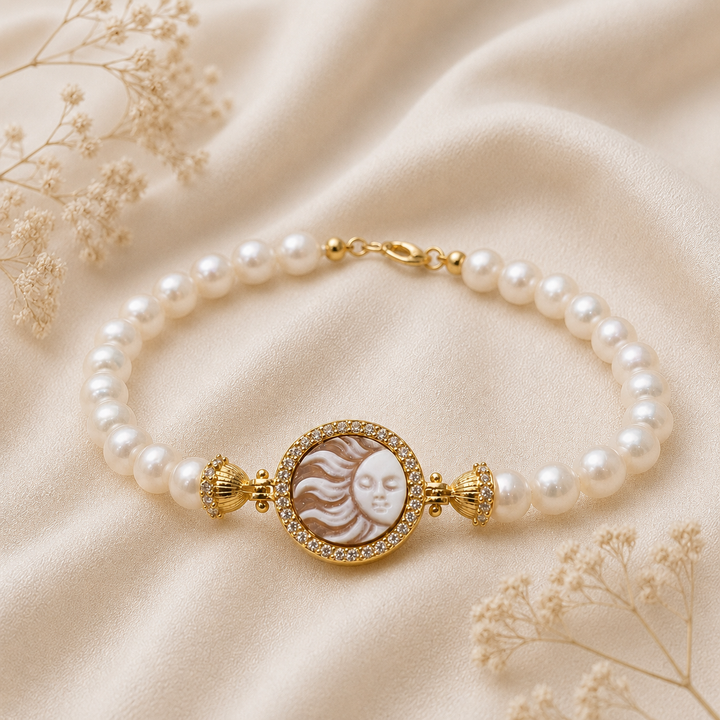 Bracciale Sorrento in Argento 925 placcato oro con cammeo Sole, perle naturali da 6 mm e zirconi bianchi indossato da donna