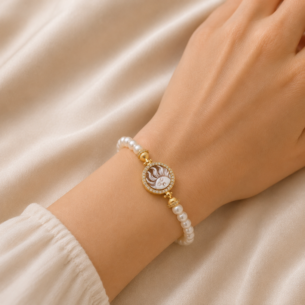 Bracciale Sorrento in Argento 925 rodiato con cammeo Sole, perle naturali da 6 mm e zirconi bianchi indossato da donna
