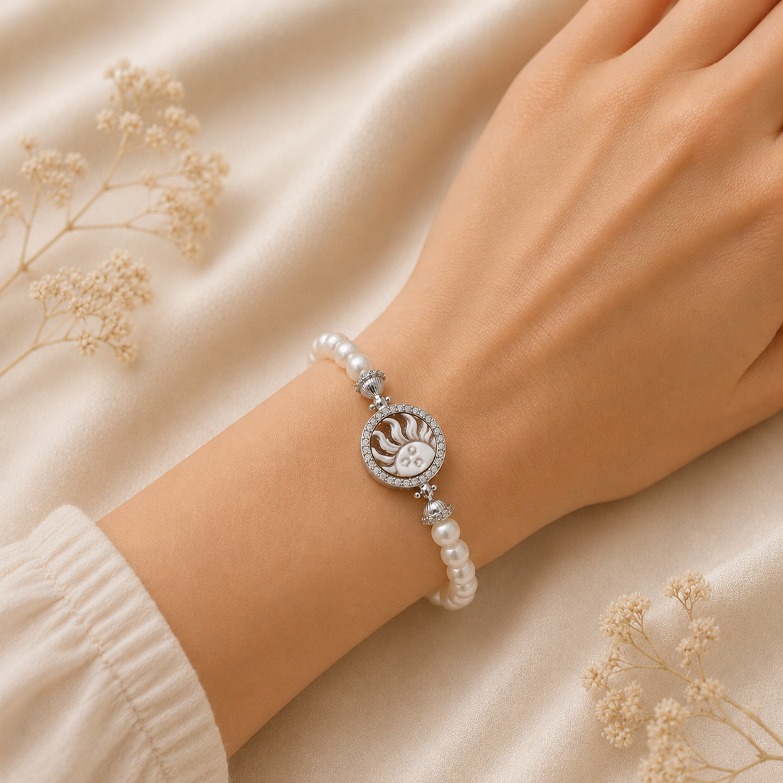 Bracciale Sorrento in Argento 925 rodiato con cammeo Sole, perle naturali da 6 mm e zirconi bianchi indossato da donna