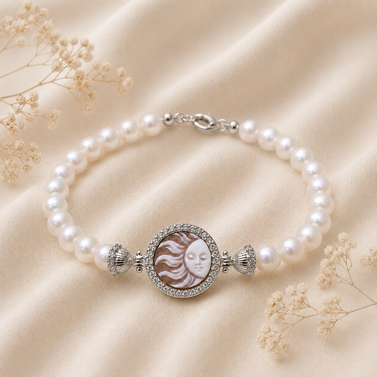 Bracciale Sorrento in Argento 925 rodiato con cammeo Sole, perle naturali da 6 mm e zirconi bianchi indossato da donna