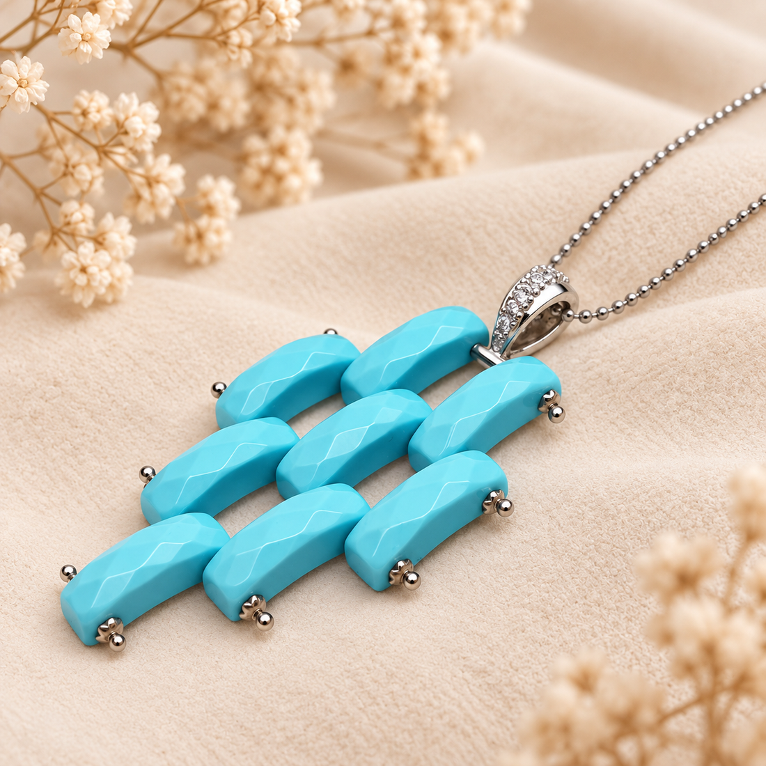 Collana in Argento 925 rodiato con ciondolo geometrico in pasta di turchese azzurra sfaccettata e gancio impreziosito da zirconi bianchi. Pendente da 4,5 × 2,5 cm, Madonna Jewels Made in Italy.