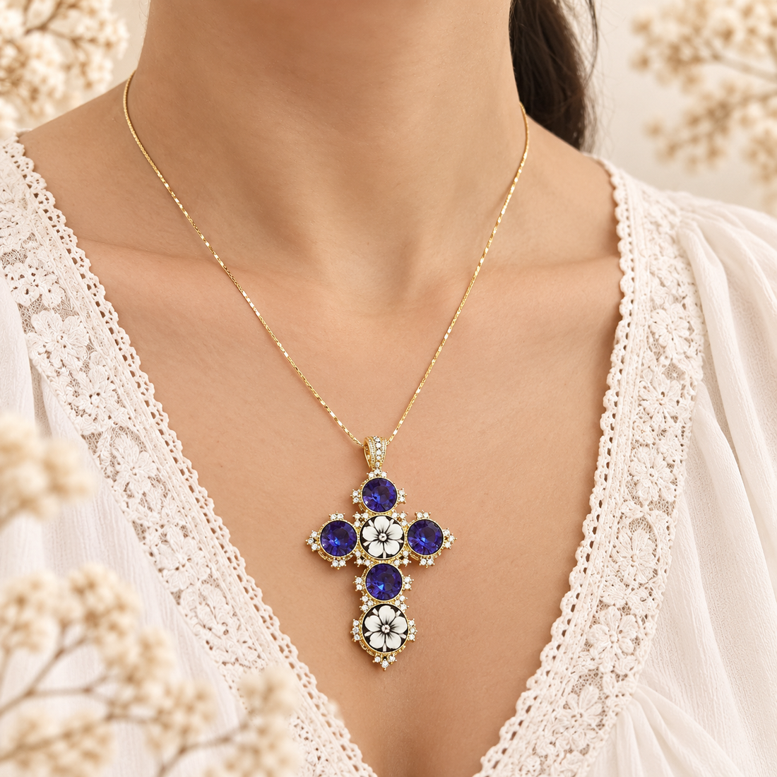 Collana in Argento 925 dorato con croce, cammei floreali incisi a mano e zirconi viola, indossata.
