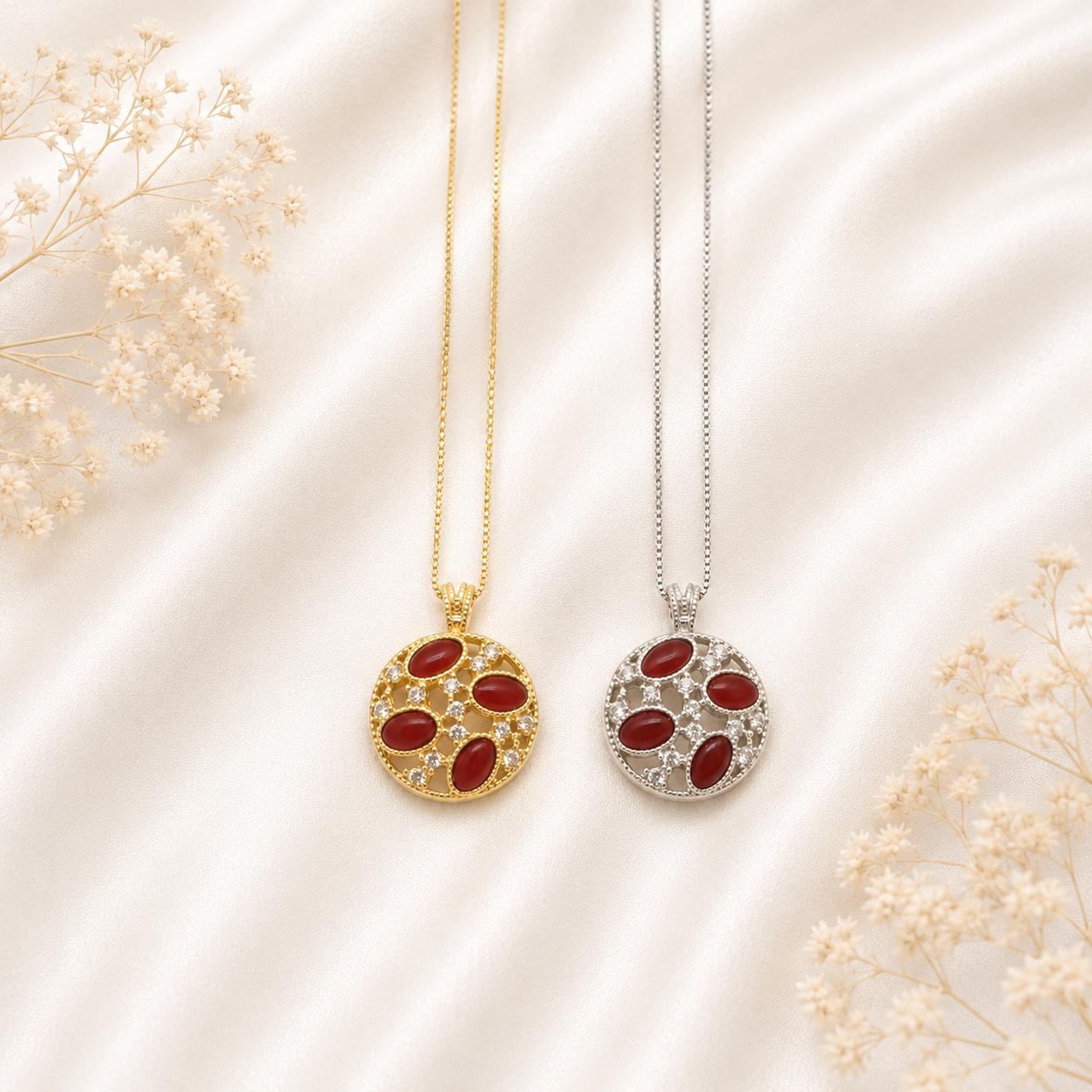 Collana Splendid da donna in Argento 925 disponibile in finitura placcata oro e rodiata con pendente impreziosito da quattro cabochon di Corallo Rosso Naturale del Mediterraneo e zirconi.