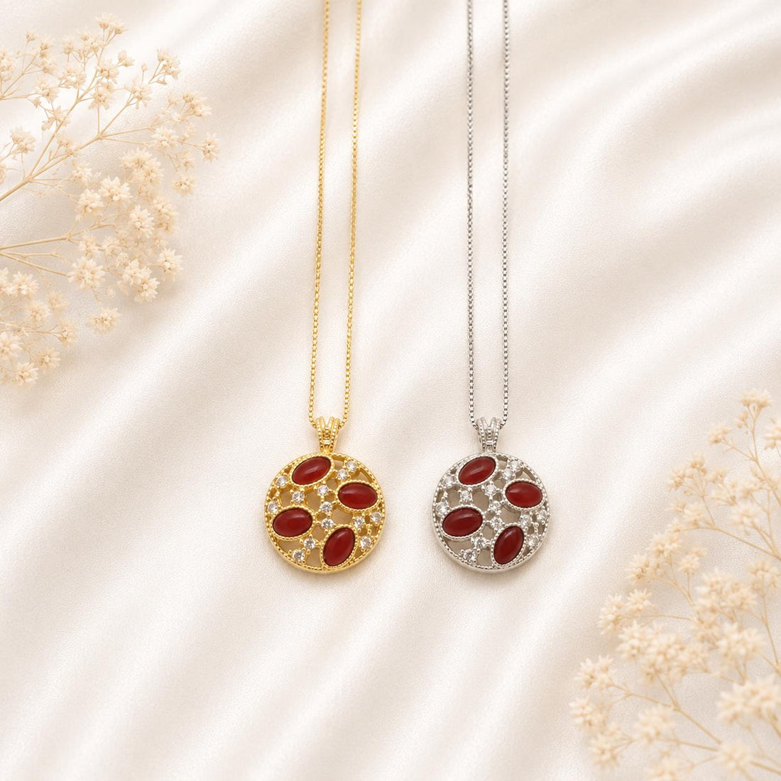 Collana Splendid da donna in Argento 925 disponibile in finitura placcata oro e rodiata con pendente impreziosito da quattro cabochon di Corallo Rosso Naturale del Mediterraneo e zirconi.
