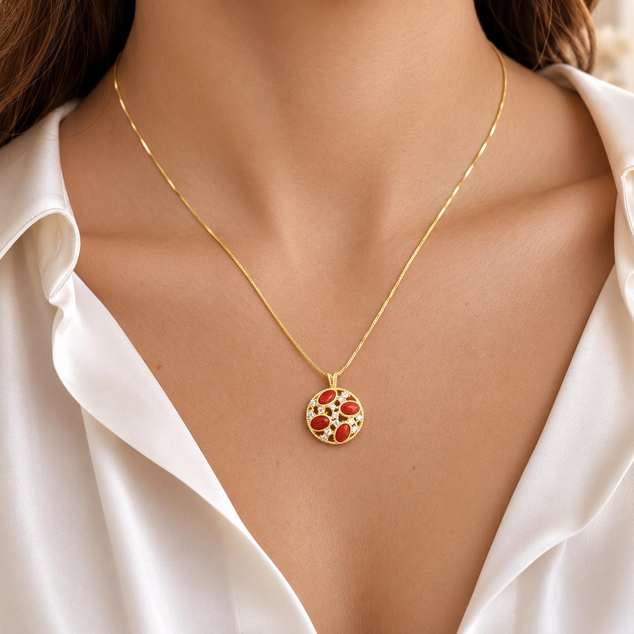Collana Splendid da donna indossata in Argento 925 placcato oro con pendente in Corallo Rosso Naturale del Mediterraneo e zirconi.