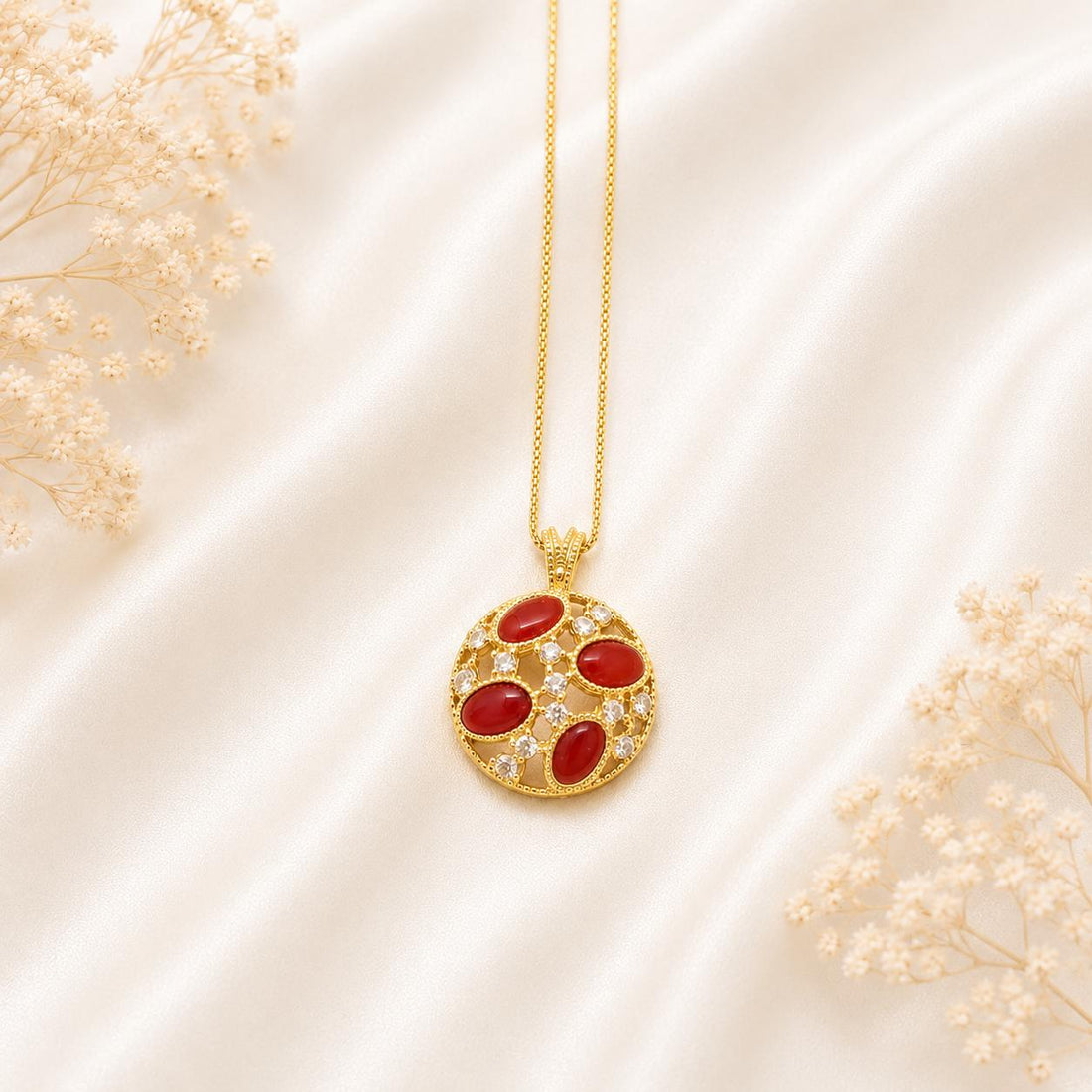 Collana Splendid in Argento 925 placcato oro con pendente decorato da quattro cabochon di Corallo Rosso Naturale del Mediterraneo e zirconi.