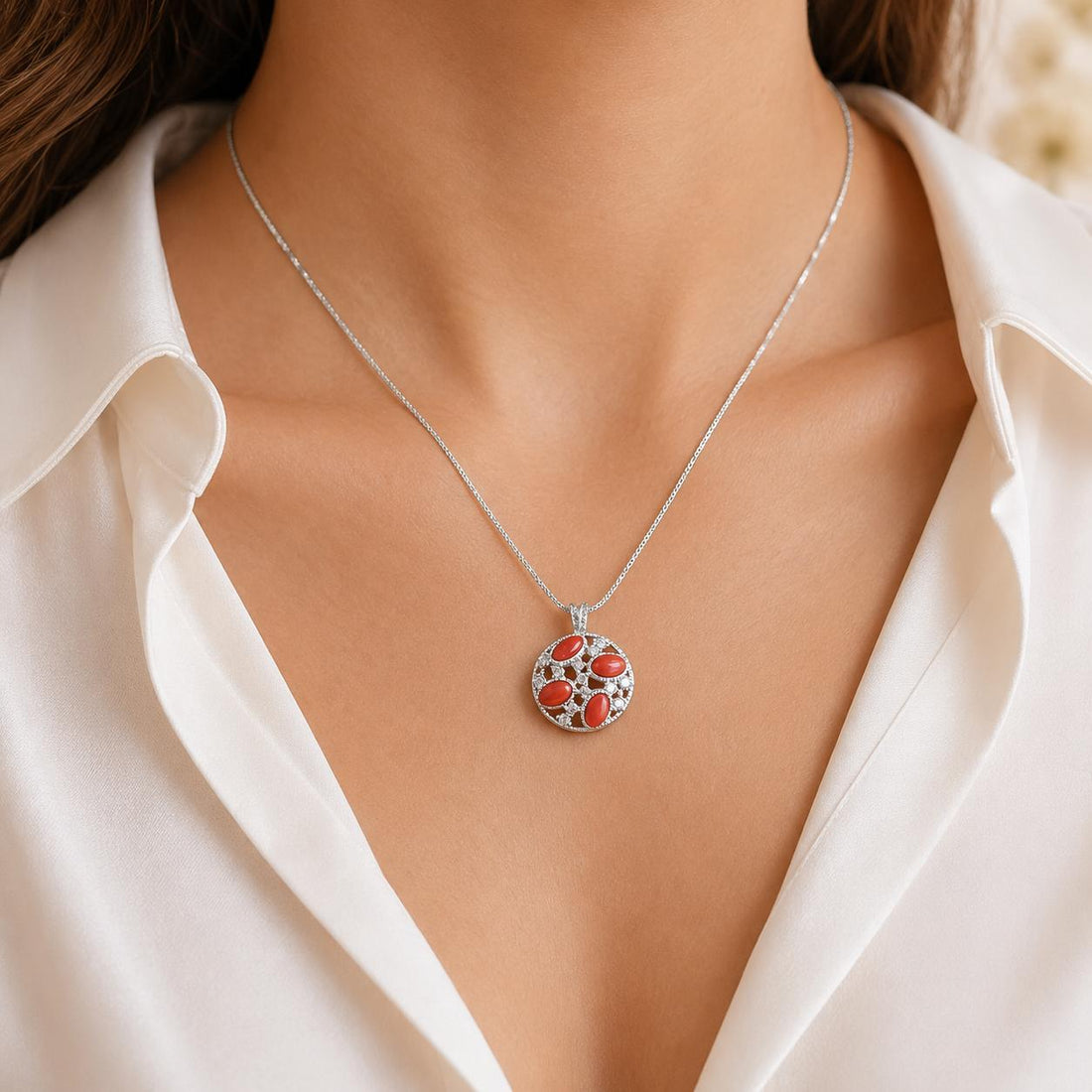 Collana Splendid da donna indossata in Argento 925 rodiato con pendente in Corallo Rosso Naturale del Mediterraneo e zirconi.