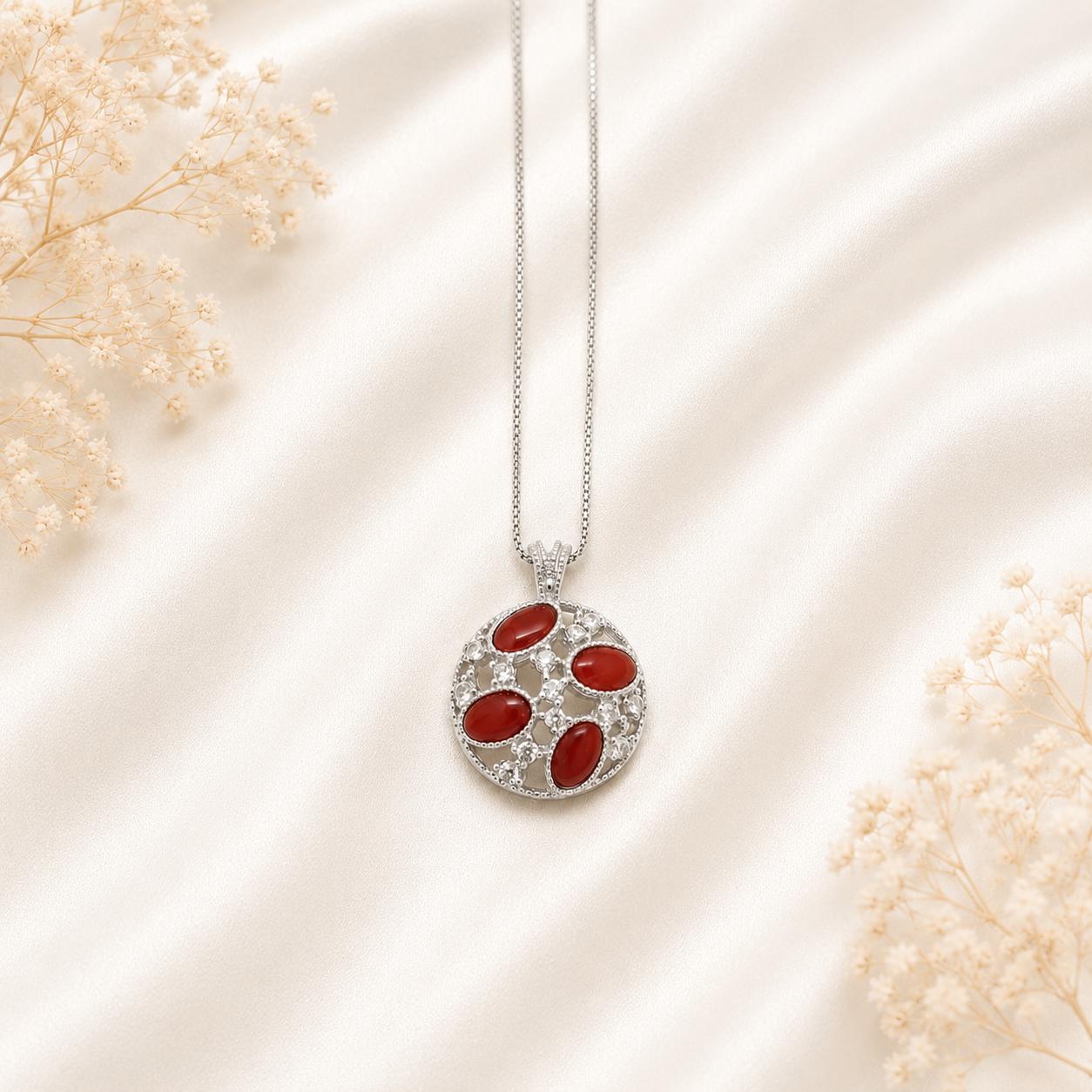 Collana Splendid in Argento 925 rodiato con pendente decorato da quattro cabochon di Corallo Rosso Naturale del Mediterraneo e zirconi.