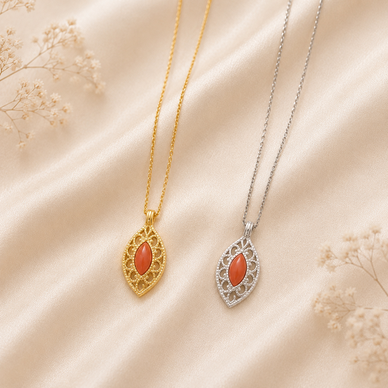 Collana Velvet in Argento 925 disponibile in finitura placcata oro e rodiata con pendente traforato e cabochon a rombo di Corallo Rosso Naturale del Mediterraneo.