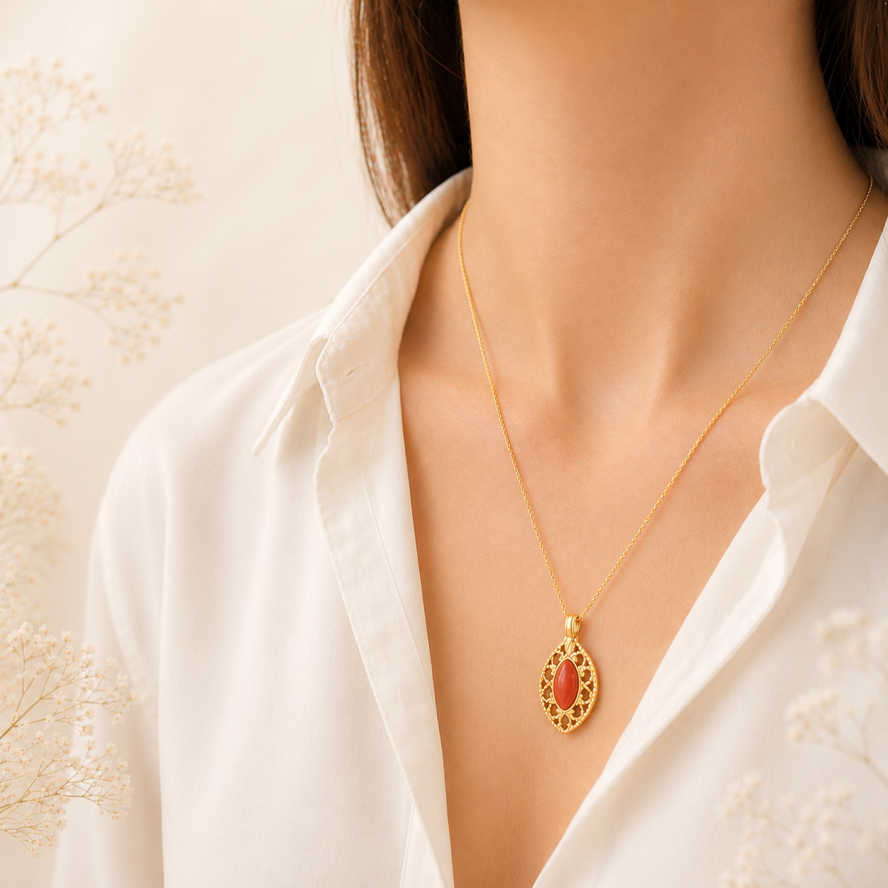 Collana Velvet da donna indossata in Argento 925 placcato oro con pendente a rombo traforato e cabochon di Corallo Rosso Naturale del Mediterraneo.