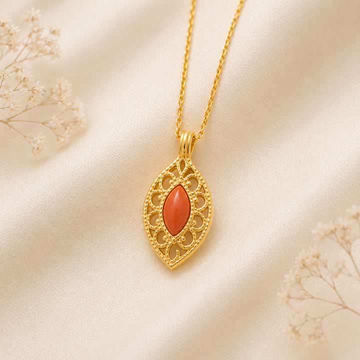 Collana Velvet in Argento 925 placcato oro con pendente traforato e cabochon a rombo di Corallo Rosso Naturale del Mediterraneo.