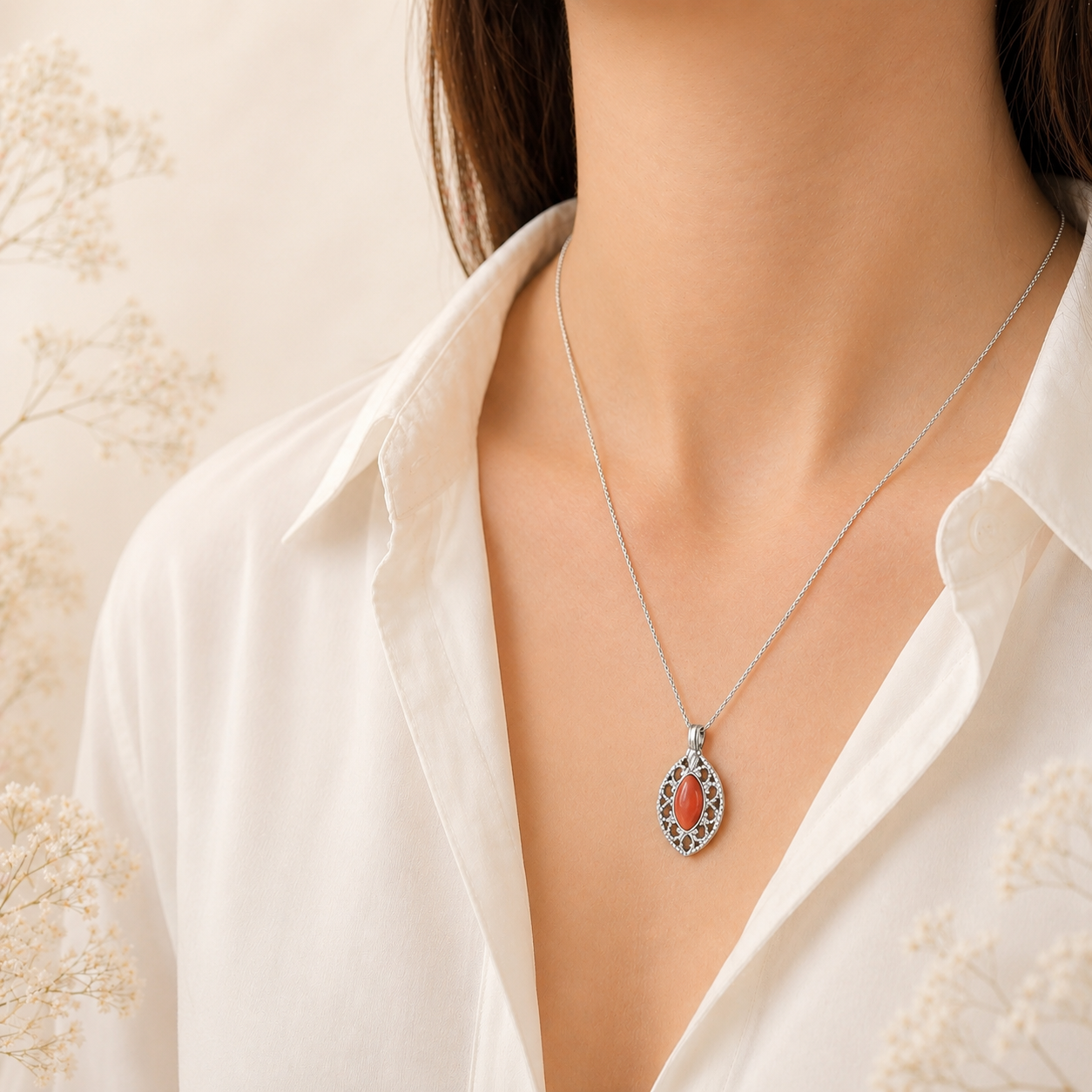 Collana Velvet da donna indossata in Argento 925 rodiato con pendente a rombo traforato e cabochon di Corallo Rosso Naturale del Mediterraneo.