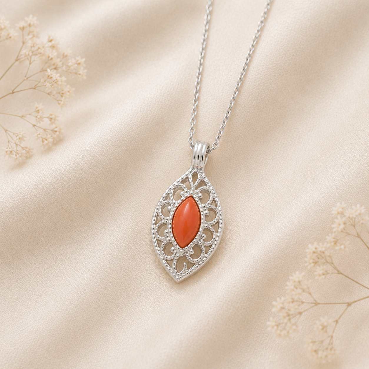 Collana Velvet in Argento 925 rodiato con pendente traforato e cabochon a rombo di Corallo Rosso Naturale del Mediterraneo.