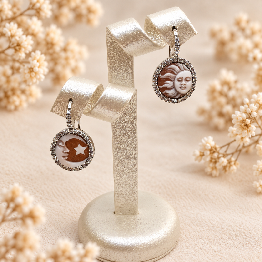 Orecchini pendenti con cammei Sole e Luna, zirconi e montatura in Argento 925 rodiato presentati su espositore