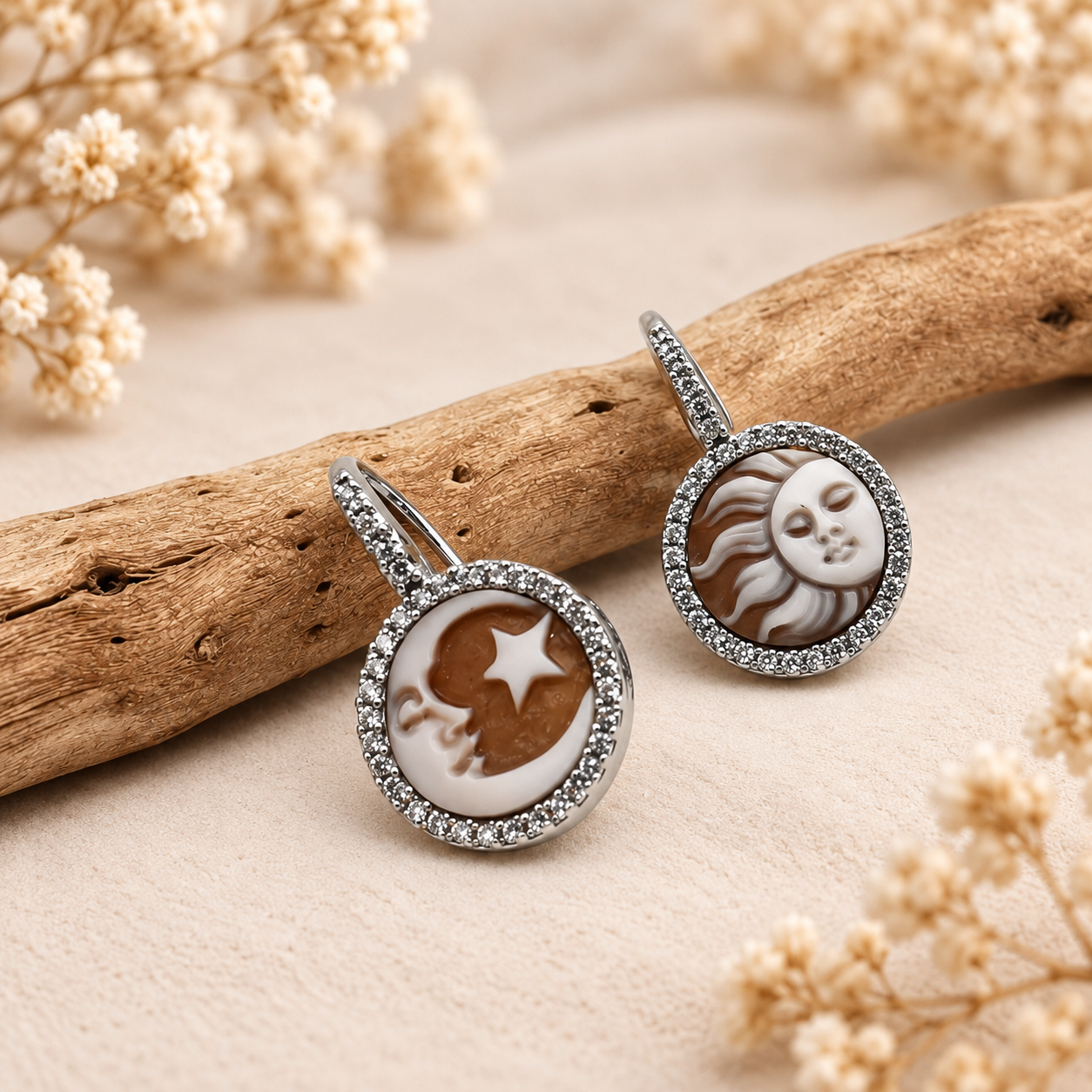 Orecchini con cammei Sole e Luna incisi a mano, montatura in Argento 925 rodiato e contorno di zirconi, vista frontale