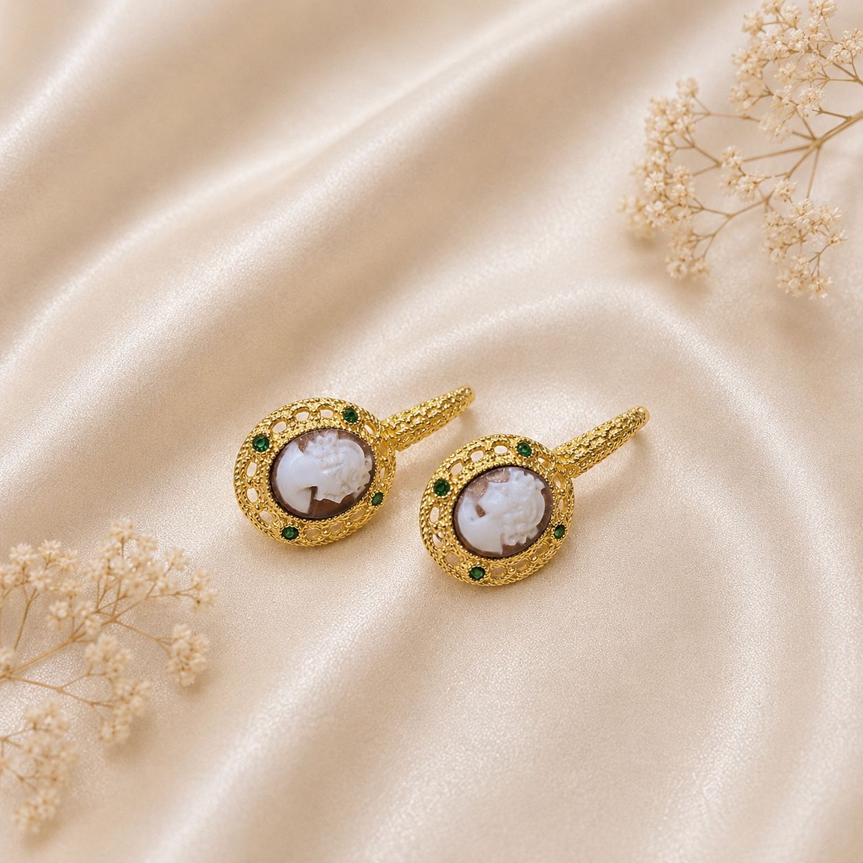 Orecchini Capri in Argento 925 placcato oro con cammei ovali Dama, zirconi verdi e chiusura a monachella