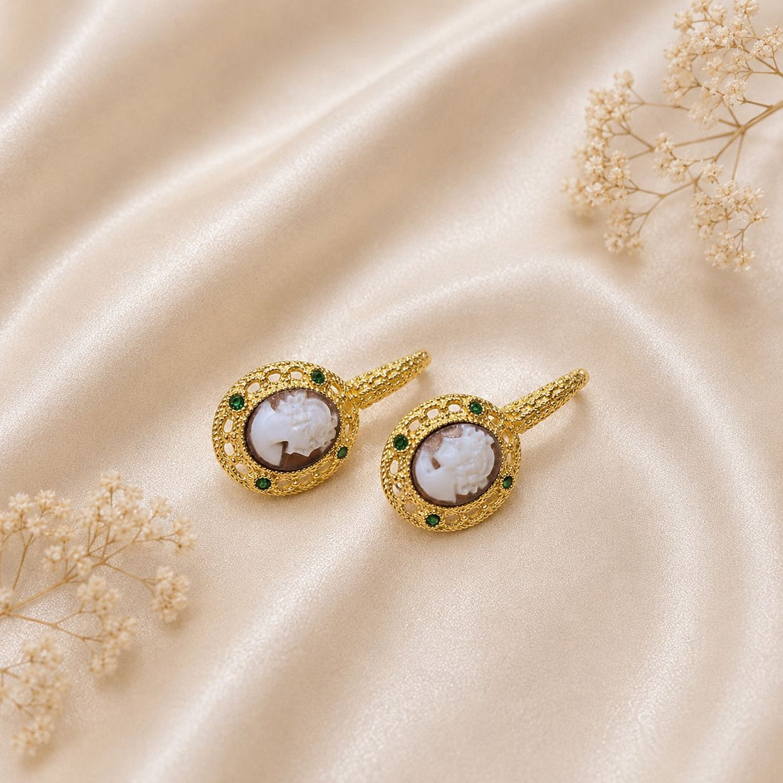 Orecchini Capri in Argento 925 placcato oro con cammei ovali Dama, zirconi verdi e chiusura a monachella