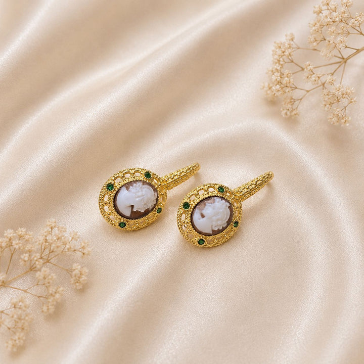 Orecchini Capri in Argento 925 placcato oro con cammei ovali Dama, zirconi verdi e chiusura a monachella