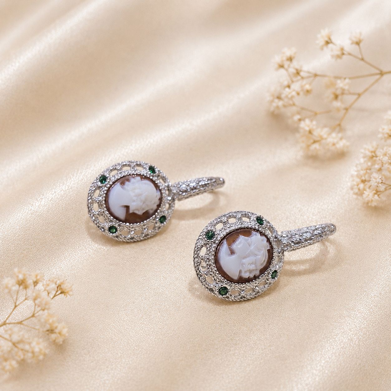 Orecchini Capri in Argento 925 rodiato con cammei ovali Dama, zirconi verdi e chiusura a monachella