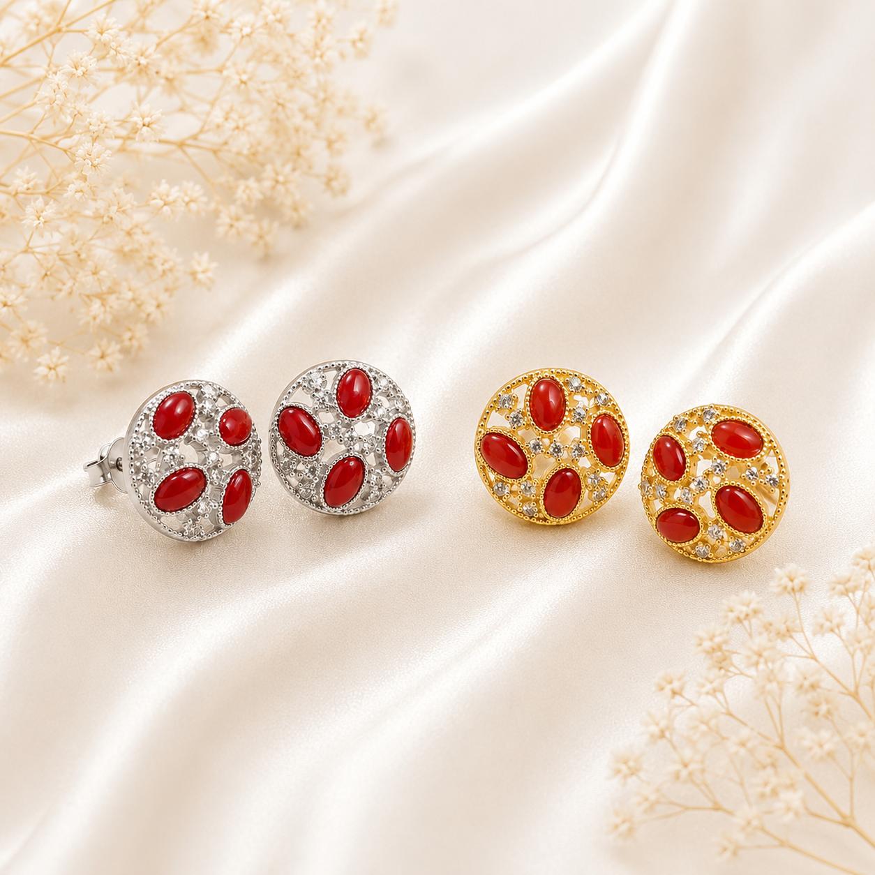 Orecchini da donna in Argento 925 disponibili placcati oro e rodiati con cabochon di Corallo Rosso Naturale del Mediterraneo e zirconi bianchi.