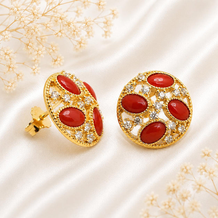 Orecchini da donna in Argento 925 placcato oro con cabochon di Corallo Rosso Naturale del Mediterraneo e zirconi bianchi.